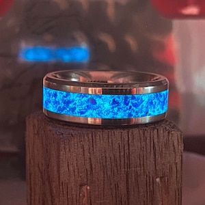 Handgefertigter Edelstahl-Ring mit Royal Blue Opal Inlay