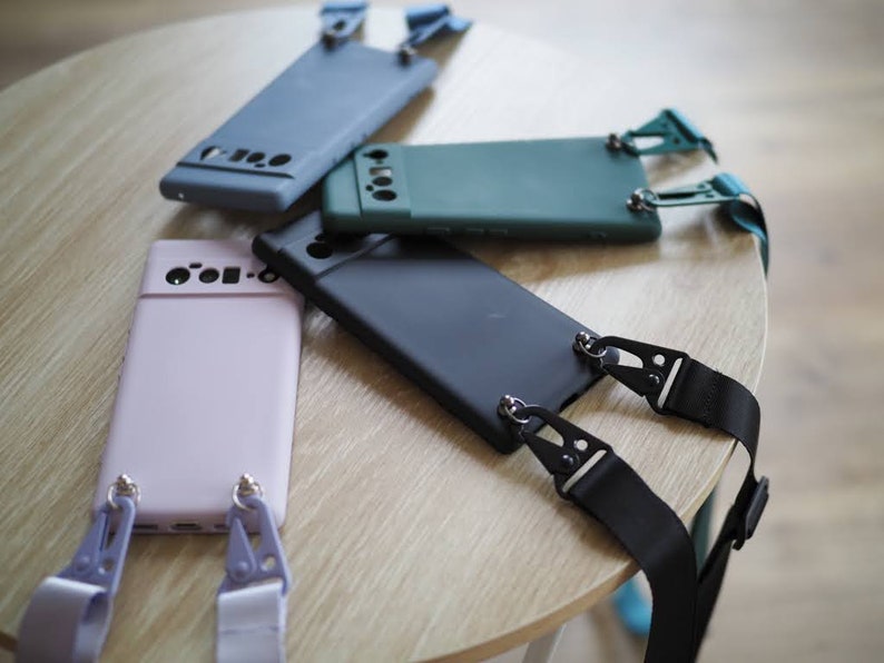 Pu&ograve; includere: Quattro custodie per telefono con cover in silicone di diversi colori e cinturini regolabili. Le custodie sono progettate per proteggere i telefoni e hanno un cinturino sicuro per il trasporto.