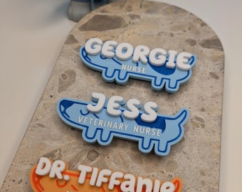 Naambadge met Bluey-thema: lange hond