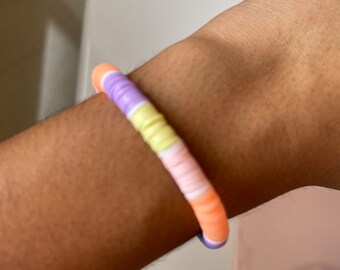 Bracelets en argile faits maison pastel colorés