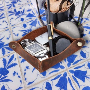 Vassoio in pelle di vacchetta con incisione personalizzata per scatola portaoggetti da scrivania per ufficio, portachiavi personalizzato, regalo di compleanno unico per fidanzato, fidanzata, padre