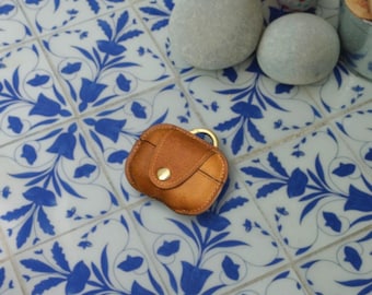 パーソナライズされた彫刻が施されたカスタム牛革Airpods Pro 2ケースカバースリーブキーチェーン（フック付き）