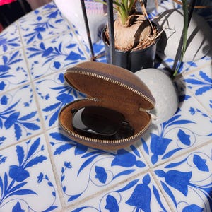 Custodia per occhiali da sole pieghevole in pelle di vacchetta con incisione personalizzata, custodia per occhiali da sole personalizzata, regalo di compleanno unico per papà e fidanzato