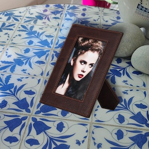 Cornice per foto in pelle di vacchetta con incisione personalizzata, portafoto da tavolo portatile per ufficio, regalo di compleanno unico