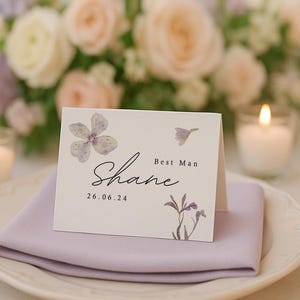 Cartes de visite de mariage lilas Eleanor – Marque-places floraux pliés – Étiquettes de nom de table texturées en lin – Papeterie de mariage de printemps violet