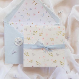 Wildblumen-Hochzeits-Einladung, Pergament-Wickeljacke, speichern Sie das Datum, handgemachte Boho-gepresste Blumen-Vellum-Jacke für Wiesen-Garten-Hochzeit