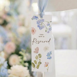 Wildflower aangepaste gereserveerde stoeltag met lint met onafgewerkte rand, blauw en roze bloemen bruiloft gangpad decor, ceremonie zitplaatsbord voor familie