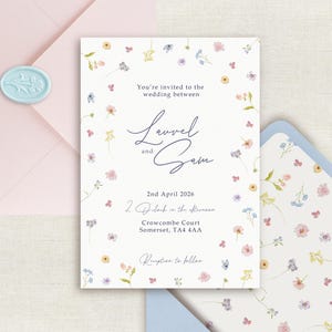 Convite de casamento de flores silvestres, papelaria floral pastel, 5 x 7 polegadas, jaqueta de velino de flores prensadas boho feita à mão para casamento em jardim de prado
