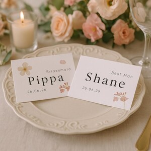 Marque-places pour mariage avec fleurs pressées / Fleurs sauvages avec étiquette de nom de ruban / Décoration de table de mariage / Noms floraux de jardin / Bordure tachée à la main
