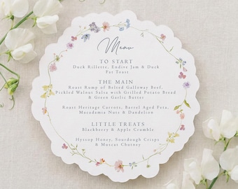 Menú de boda troquelado con flores pastel / Tarjeta de menú con corona de acuarela / Decoración de mesa festoneada de bellas artes / Decoración de mesa para boda en un jardín estilo cottagecore