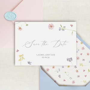 Invitación de boda con flores silvestres azules, papelería floral en tonos pastel, reserva la fecha, sobre de vitela con flores prensadas hechas a mano para una boda en un jardín de prado