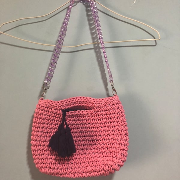 Gehäkelte Tasche aus rosafarbener Baumwolle, Hand und Schulter