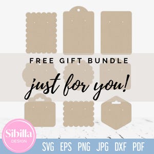 Puede incluir: Un conjunto de ocho plantillas de tarjetas de pendientes imprimibles en varias formas, incluyendo cuadrado, c&iacute;rculo y festoneado. Las tarjetas son de color beige y tienen un agujero para colgar. El texto "FREE GIFT BUNDLE just for you!" est&aacute; impreso en las tarjetas.