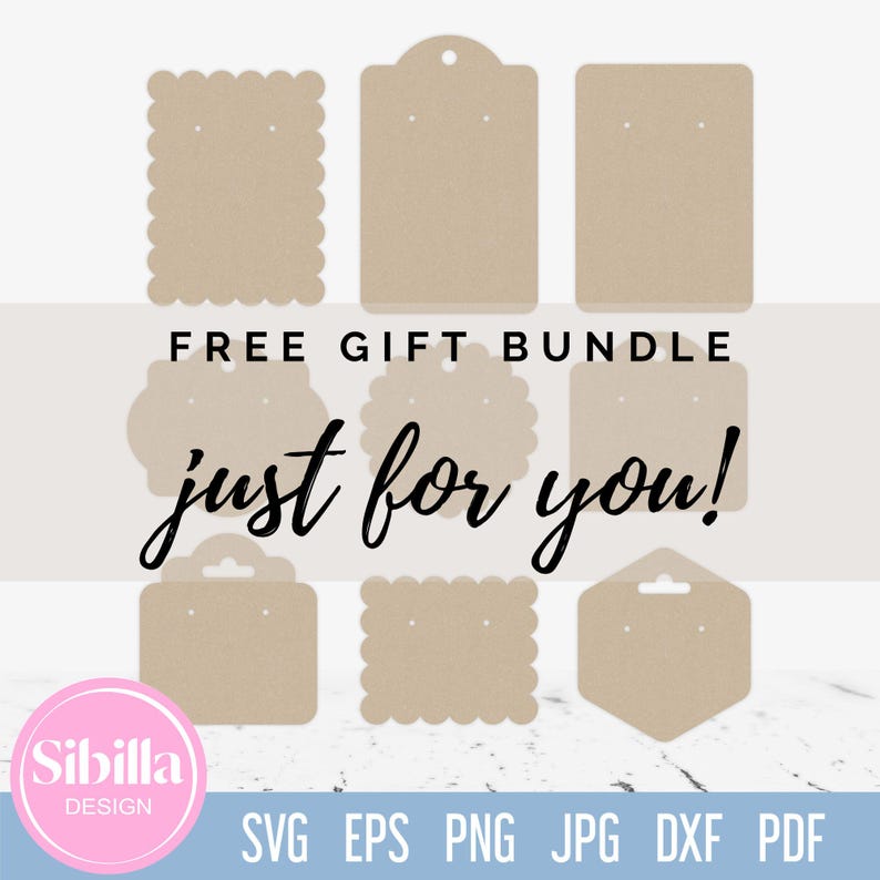 Puede incluir: Un conjunto de ocho plantillas de tarjetas de pendientes imprimibles en varias formas, incluyendo cuadrado, c&iacute;rculo y festoneado. Las tarjetas son de color beige y tienen un agujero para colgar. El texto "FREE GIFT BUNDLE just for you!" est&aacute; impreso en las tarjetas.