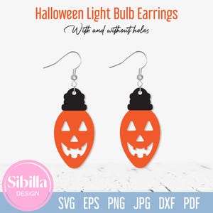 Könnte beinhalten: Paar Halloween-Glühbirnen-Ohrringe. Die Ohrringe sind orange mit einem schwarzen Oberteil und einem geschnitzten Kürbisgesicht. Der Text "Halloween Light Bulb Earrings" steht oben. Die Ohrringe sind mit und ohne Löcher gestaltet.