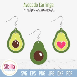 Puede incluir: Tres pares de pendientes con forma de aguacate. Los pendientes son verdes con un hueso marrón y un centro amarillo. Un par tiene un agujero en forma de corazón en el centro, un par tiene un agujero redondo en el centro y un par no tiene agujero.