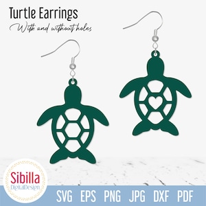Op de afbeelding: Een paar groene schildpad oorbellen met een hartvormige uitsnijding op de ene en een schildvormige uitsnijding op de andere. De oorbellen zijn op een witte achtergrond met de tekst "Turtle Earrings With and without holes" erboven.