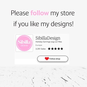 Puede incluir: Un logotipo rosa con el texto "Sibilla Design" y las palabras "Holiday Earrings svg cut files" debajo. El logotipo est&aacute; rodeado por un borde blanco. El texto "Europe" y "3.261 ventas" est&aacute;n debajo del logotipo. Cinco estrellas se muestran a la derecha del texto "3.261 ventas". Un icono de coraz&oacute;n rojo est&aacute; en la esquina superior izquierda de un bot&oacute;n que dice "Seguir tienda".
