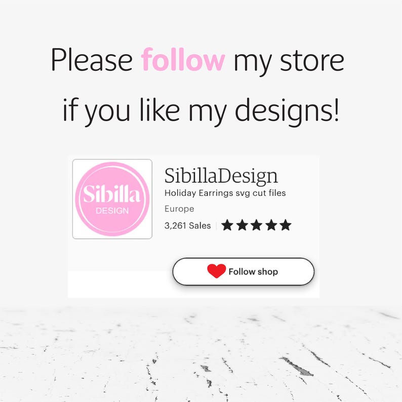 Puede incluir: Un logotipo rosa con el texto "Sibilla Design" y las palabras "Holiday Earrings svg cut files" debajo. El logotipo est&aacute; rodeado por un borde blanco. El texto "Europe" y "3.261 ventas" est&aacute;n debajo del logotipo. Cinco estrellas se muestran a la derecha del texto "3.261 ventas". Un icono de coraz&oacute;n rojo est&aacute; en la esquina superior izquierda de un bot&oacute;n que dice "Seguir tienda".