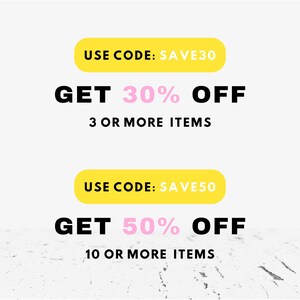 Puede incluir: Un gr&aacute;fico amarillo y blanco con el texto "USE CODE: SAVE30 GET 30% OFF 3 OR MORE ITEMS" y "USE CODE: SAVE50 GET 50% OFF 10 OR MORE ITEMS".