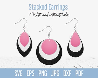 Pode incluir: Três pares de brincos de couro empilhados com camadas rosa, branca e preta. Os brincos são mostrados em uma superfície de madeira branca. O texto "Stacked Earrings With and without holes" está na parte superior da imagem.
