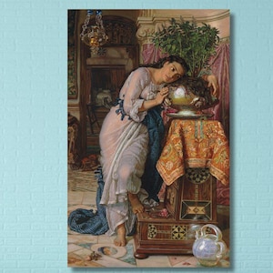 Puede incluir: Una pintura de una mujer con un vestido blanco de pie en una habitación con una mesa y un jarrón de flores. La mujer está mirando hacia abajo a la mesa, y su mano está apoyada en la mesa.