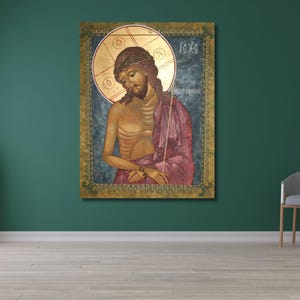 Può includere: Una stampa artistica da parete rettangolare raffigurante un'icona religiosa di una figura con corona di spine, aureola dorata e veste viola. La figura ha un'espressione cupa su uno sfondo blu scuro con un bordo dorato decorativo.