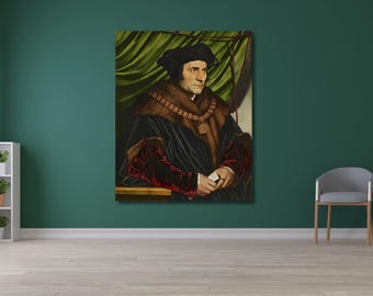 Op de afbeelding: Een ingelijst olieverfschilderij van een persoon met een donkere muts, een met bont gevoerde mantel over een donker kledingstuk met rode mouwen en een gouden ketting met hanger. De persoon houdt een klein wit voorwerp vast voor een groen gordijn.