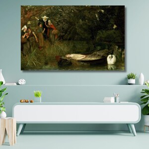 Op de afbeelding: Een rechthoekige wandkunstprint met een donker, sfeervol olieverfschilderij van een figuur die in een kleine boot op een vijver ligt, omringd door weelderig groen en een witte zwaan, met een groep mensen op de oever op de achtergrond.