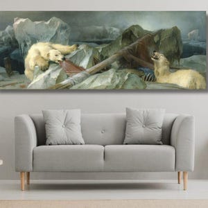 Könnte beinhalten: Ein Panorama-Wandkunstdruck, der zwei Eisbären in einer arktischen Landschaft zeigt. Ein Bär ruht auf gezacktem Eis in der Nähe eines hölzernen Schiffsmastes, während der andere Bär in der Nähe sitzt und seinen Kopf nach oben neigt.