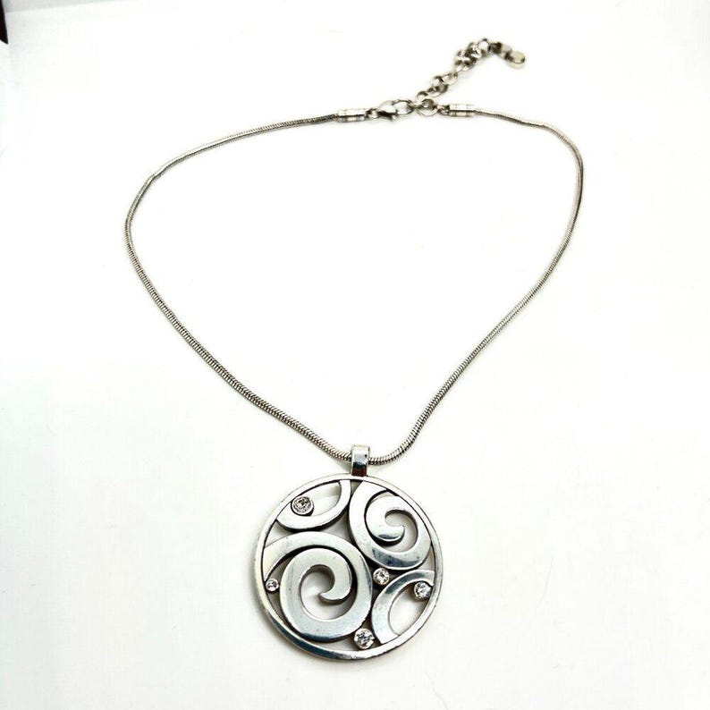 Collier tourbillon BRIGHTON vintage ton argent avec pendentif disque chaîne serpent signé image 4