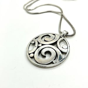 Collier tourbillon BRIGHTON vintage ton argent avec pendentif disque chaîne serpent signé image 6