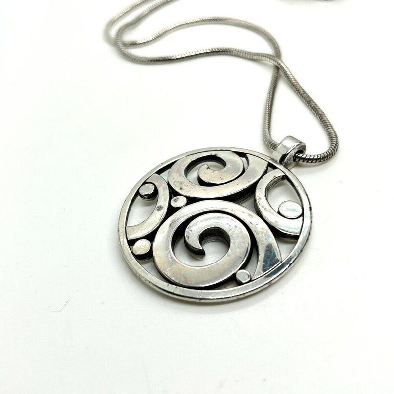 Collier tourbillon BRIGHTON vintage ton argent avec pendentif disque chaîne serpent signé image 6