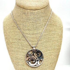 Collier tourbillon BRIGHTON vintage ton argent avec pendentif disque chaîne serpent signé image 2