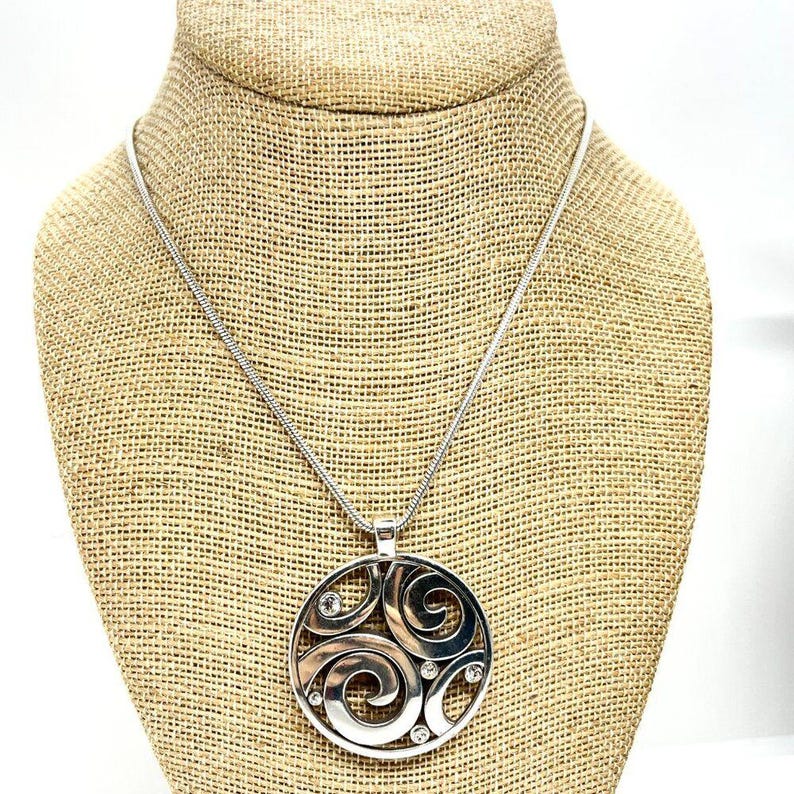 Collier tourbillon BRIGHTON vintage ton argent avec pendentif disque chaîne serpent signé image 2