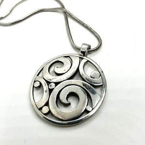 Collier tourbillon BRIGHTON vintage ton argent avec pendentif disque chaîne serpent signé image 7