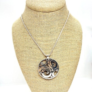 Collier tourbillon BRIGHTON vintage ton argent avec pendentif disque chaîne serpent signé image 1