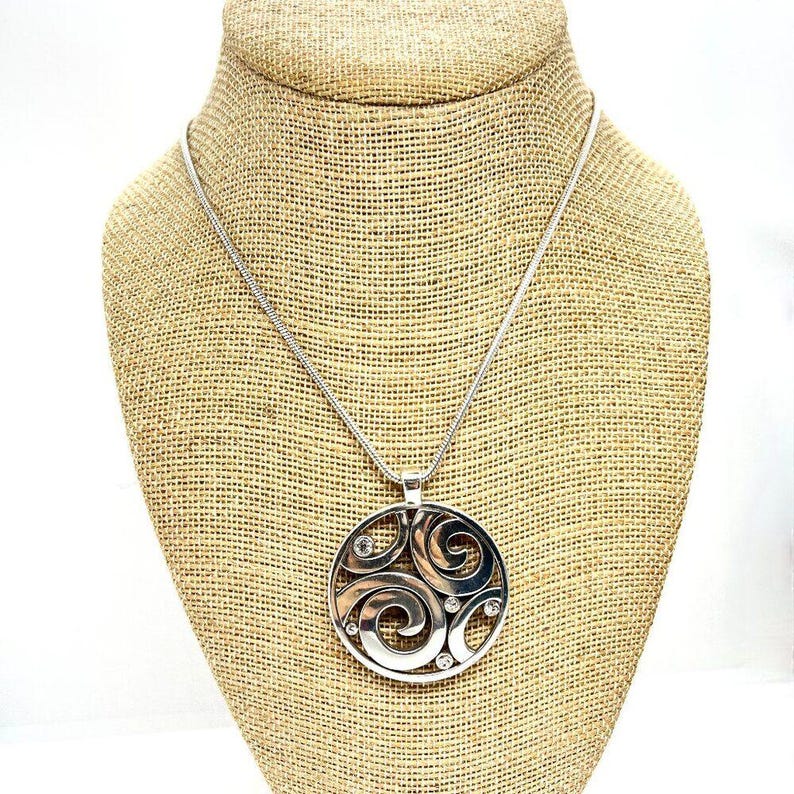 Collier tourbillon BRIGHTON vintage ton argent avec pendentif disque chaîne serpent signé image 1