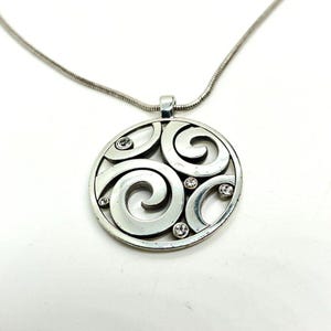 Collier tourbillon BRIGHTON vintage ton argent avec pendentif disque chaîne serpent signé image 5