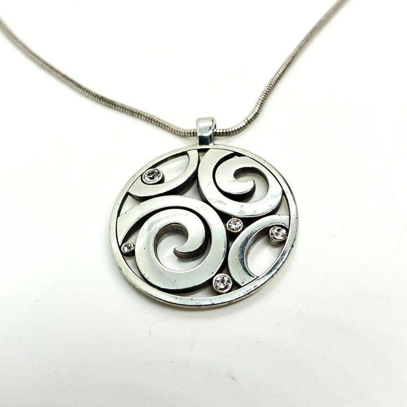 Collier tourbillon BRIGHTON vintage ton argent avec pendentif disque chaîne serpent signé image 5