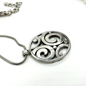 Collier tourbillon BRIGHTON vintage ton argent avec pendentif disque chaîne serpent signé image 9