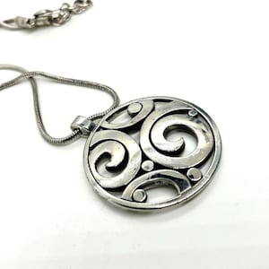 Collier tourbillon BRIGHTON vintage ton argent avec pendentif disque chaîne serpent signé image 8