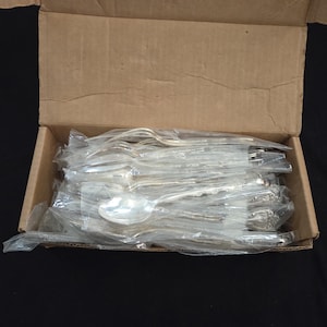 Servizio di posate INTERNATIONAL SILVERPLATE da 73 pezzi INTERLUDE per 12 persone + posate extra nuove