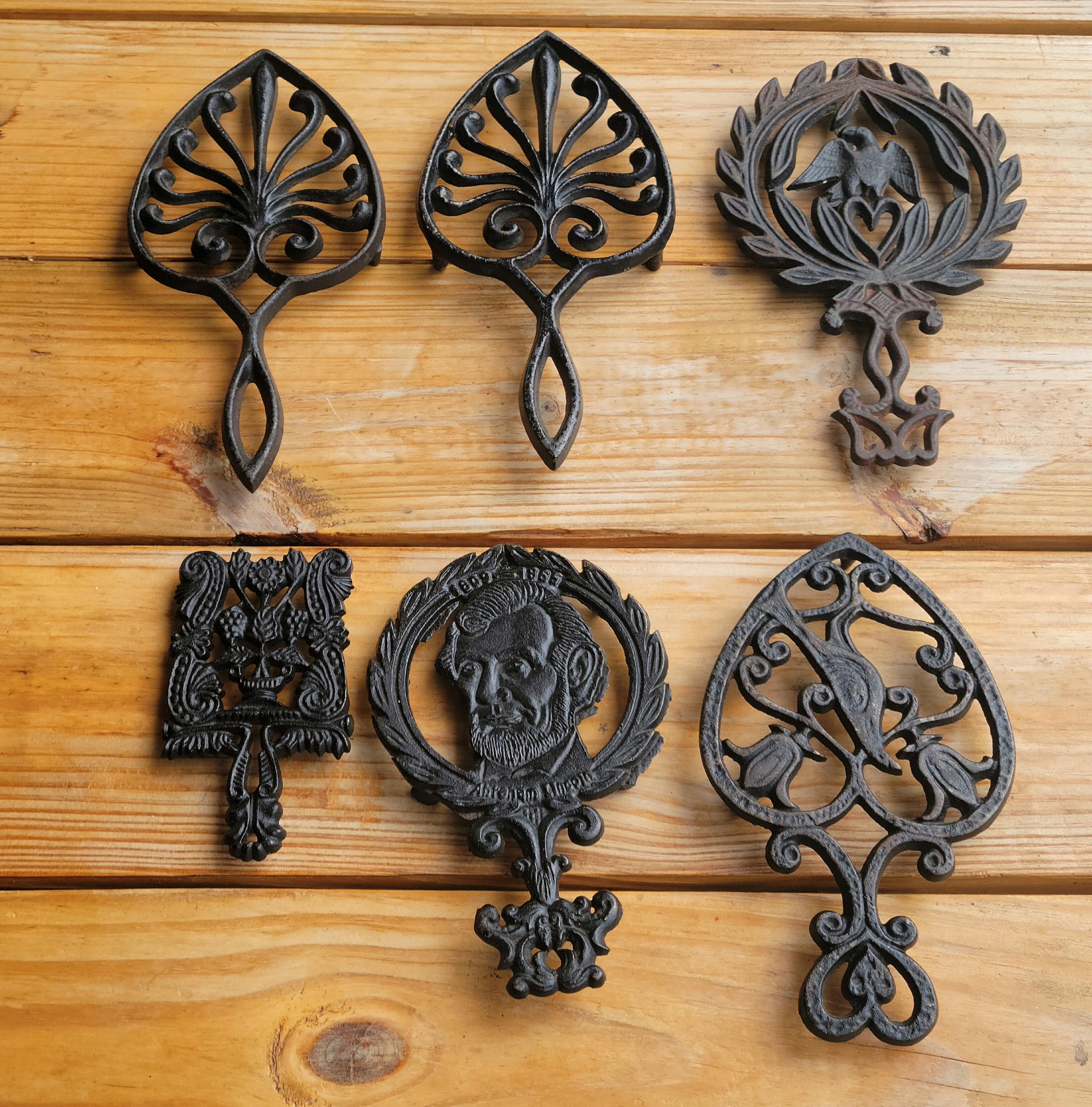 Dessous De Plat Ancien En Fonte Peinte – Déco Vintage Fleurs Et Papillon, Fait Main