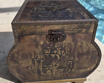 Caixa de carvão antiga em latão com relevo, estilo veleiro, vintage, 29 cm de altura x 30 cm de largura x 23 cm de profundidade.