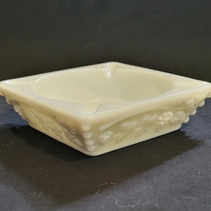 Vtg Westmoreland Paneled Grape Milk Glass Ash Tray 6"X5"X1.5"