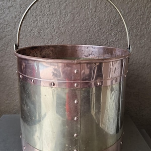 Grande secchio vintage in rame e ottone rivettato con manico per legna da ardere