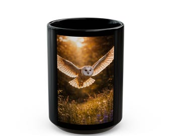 Taza de cerámica negra de 433 ml con diseño de lechuza común en vuelo.