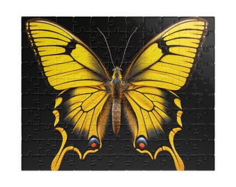 Rompecabezas de 110 piezas con mariposa cola de golondrina amarilla y fondo negro.