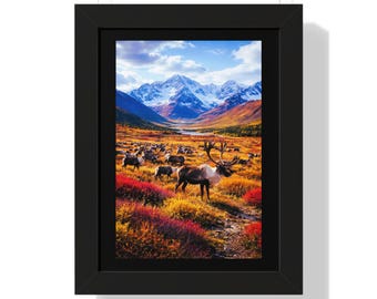 Póster vertical enmarcado con paisaje de manada de caribúes / Escena otoñal en la montaña